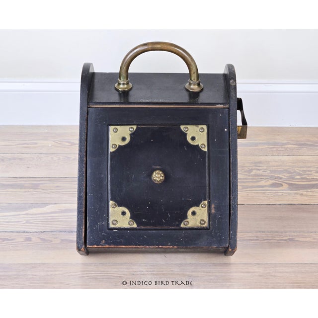 Victorian 1880's Antique English Victorian Coal Log Scuttle Box With Metal Insert For Sale - Image 3 of 9