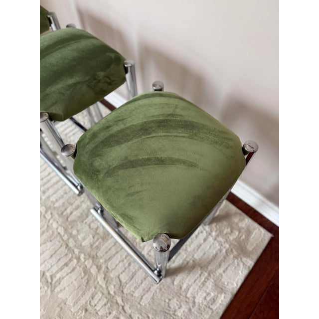 Metal Mid 20th Century Modernist Cal-Style Chrome Counter Height Bar Stools With Velvet Green Seats - Set of 3 For Sale - Image 7 of 12