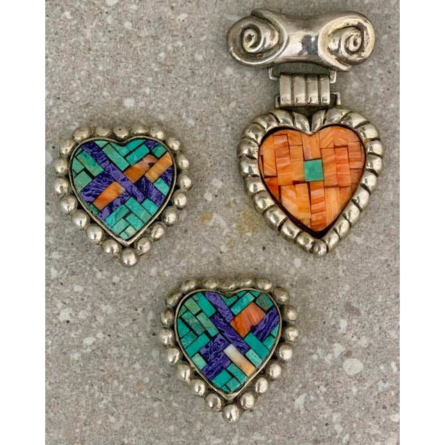1980’s Dian Malouf Sterling Heart Pin/Brooch, Turquoise & Spiny Oyster Mosaic Center With Rope-Style Surround & Scroll Bar at the Top For Sale - Image 4 of 12