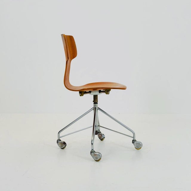 Arne Jacobsen Mid-Century Model 3113 Swivel Desk Chair in Teak by Arne Jacobsen for Fritz Hansen, 1960s For Sale - Image 4 of 11