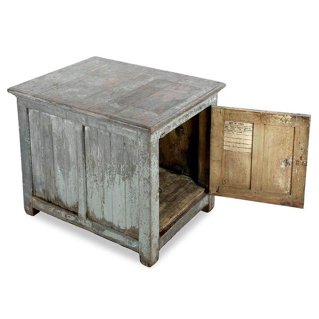 This Indian patinated solid wood chest demonstrates ancestral know-how and a unique character. Its dimensions (83 × 76 ×...