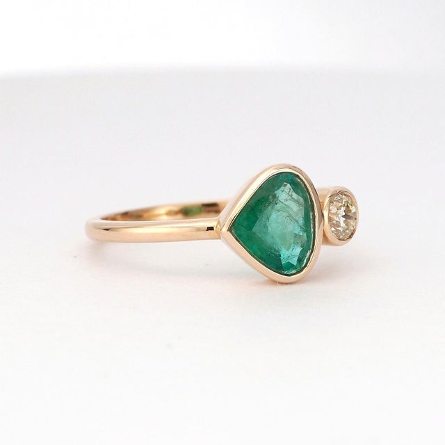 14k Gold Ring With Natural Diamond and Trillion-Cut Emerald, New For Sale - Image 14 of 18
