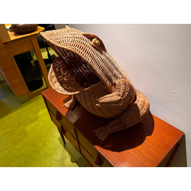 Woven rattan magazine rack in the shape of a frog, in good condition This piece is attributed to the mentioned...