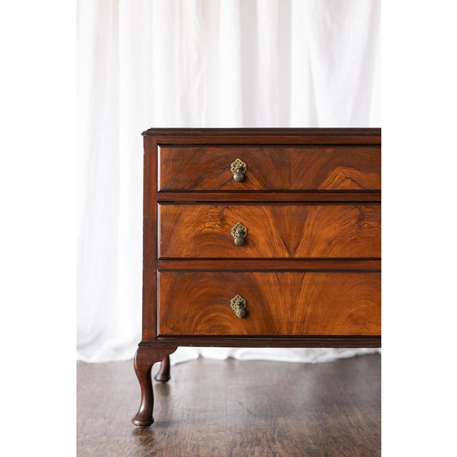 Queen Anne Mid 1800s Queen Anne Chest For Sale - Image 3 of 14