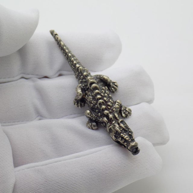 A vintage miniature depicting a crocodile, handcrafted in Continental Silver (800/000) in Italy between the 1970s and...
