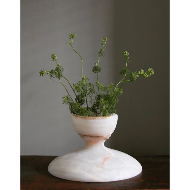 Flip vase by Pete Pongsak 2019 Materials: White onyx Dimensions: Ø 30.5 x H 18 cm Made in Italy 2 options for flower...