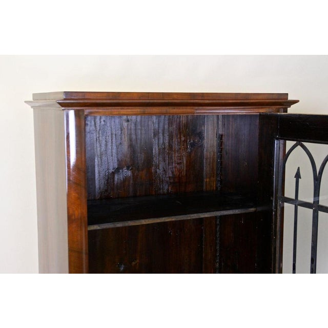 Early 19th Century Biedermeier Display Cabinet or Bookcase in Walnut, Austria, 19th Century For Sale - Image 5 of 18