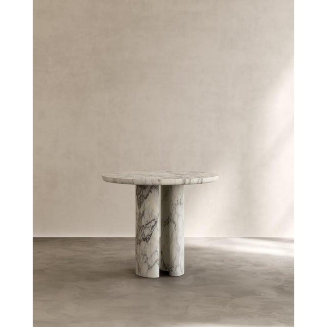 Roman dining table i in arabescato marble by paloma editions dimensions: d 90 x w 90 x h 75 cm. Materials: marble. The...