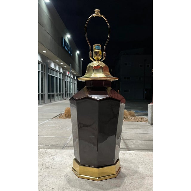 Eggplant 1970s Geodesic Brass & Porcelain Ginger Jar Lamp From Chapman Manufacturing Company For Sale - Image 8 of 12
