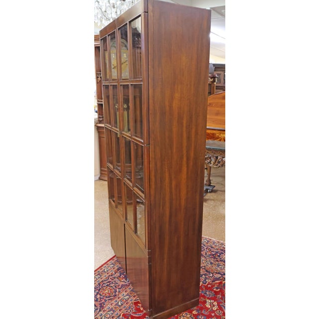 1970s Pair of John Widdicomb Mahogany Hollywood Regency China Display Cabinets For Sale - Image 11 of 17