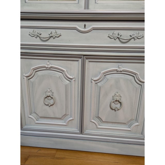 Wood 1990s Thomasville French Country Lighted China Cabinet For Sale - Image 7 of 9