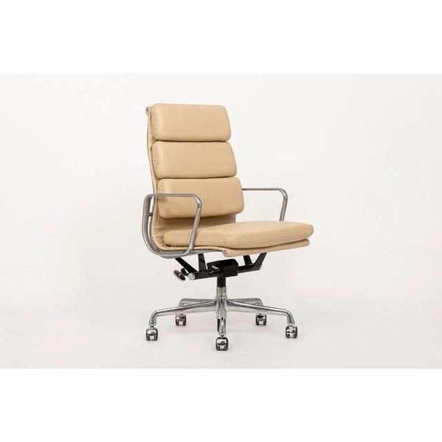 This authentic Eames for Herman Miller Soft Pad Executive Height desk chair from the Aluminum Group Collection was...
