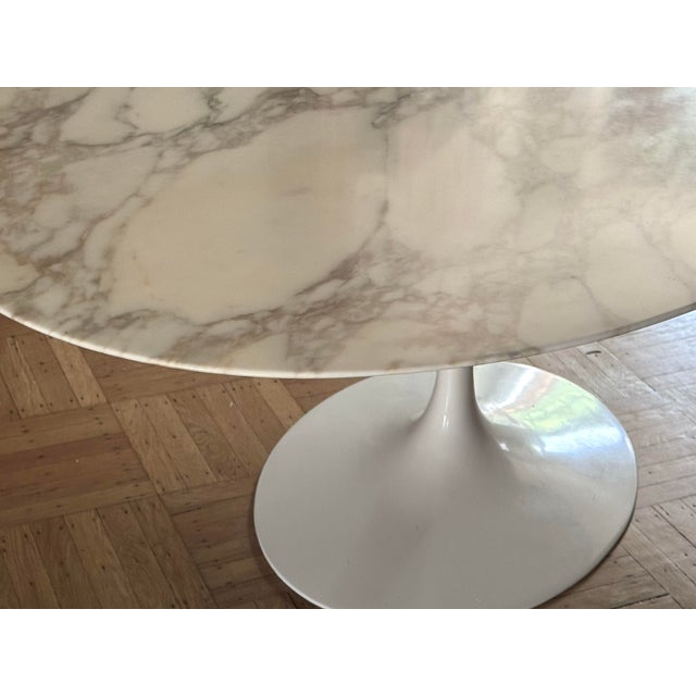 Ivory Attributed to Knoll Saarinen Pedestal Dining Table With Calacatta Marble Top For Sale - Image 8 of 10