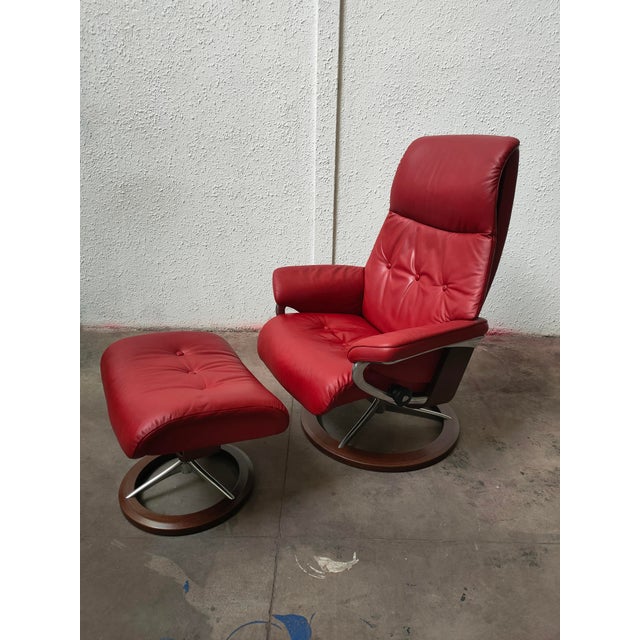 Measurements: seat height 45cm, width 80cm, depth 80cm, total height 114cm Set of two reclining swivel leather armchairs...