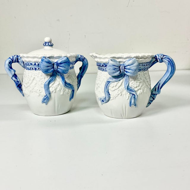 Hollywood Regency 1980s Vintage Chippendale Hollywood Regency French Blue Ribbon & Bow Creamer and Covered Sugar Bowl - 2 Piece Set, After Fitz & Floyd For Sale - Image 3 of 13