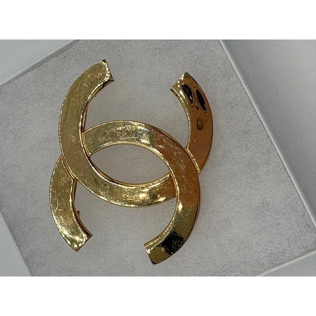 Vintage Gold Tone Metal Interlocking CC Brooch With Paris Stamp For Sale In Miami - Image 6 of 10