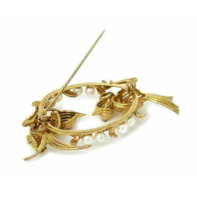 The Pearl & Ruby Two Bird 14k Yellow Gold Pin Brooch is an original vintage piece of fine jewelry. Featuring exquisite...