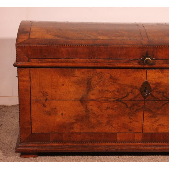 Superb and rare walnut and burr walnut chest from the first half of the 18th century Superb workmanship featuring...
