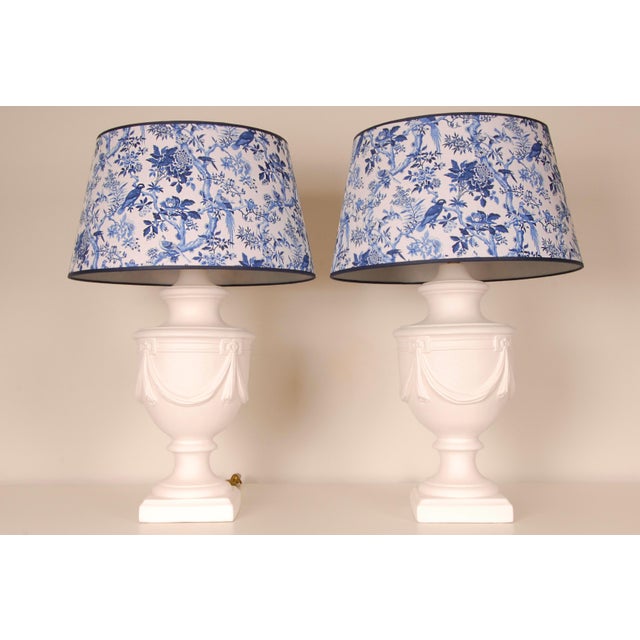Maison Jansen 1980s Vintage Table Lamps Traditional Blue and White Birds a Pair For Sale - Image 4 of 11