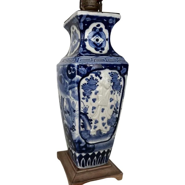 1940s Antique 19th Century Chinoiserie Export Chinese Vase With Raised Geisha Mounted Into a Table Lamp For Sale - Image 5 of 13