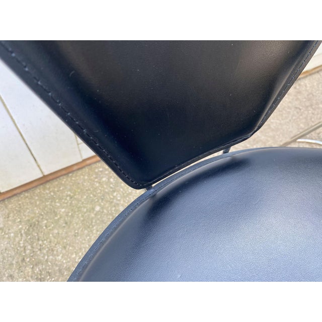 1980s Vintage Linda Armchairs in Black Leather and Chromed Steel Frame by Arrben, 1980s, Set of 4 For Sale - Image 5 of 18