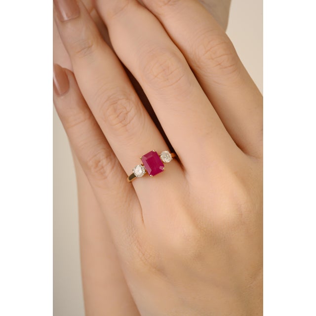 Contemporary 1900s Inspired 1.48 Ct Emerald-Cut 14k Gold Ruby Three Stone Ring With Diamonds, Size 5.5 For Sale - Image 3 of 14