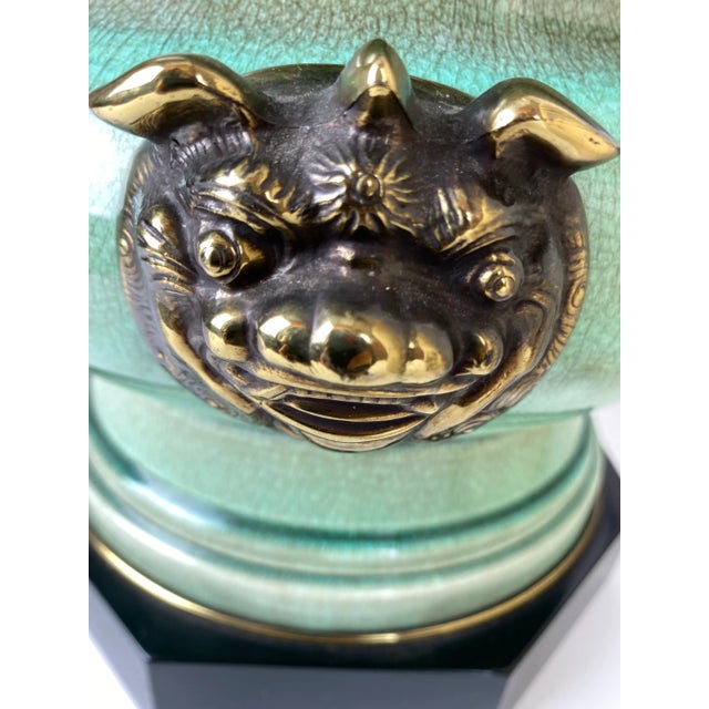 1950s 1950's Stiffel by Edwin Cole Chinoiserie Ceramic & Brass Dragon Foo Dog Table Lamp For Sale - Image 5 of 13