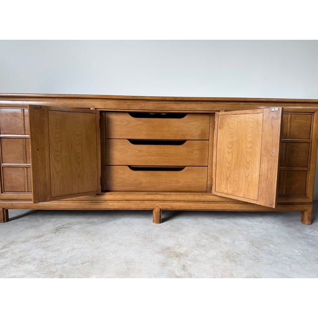Mid Century Thomasville Tamerlane 9-Drawer Dresser For Sale - Image 12 of 18