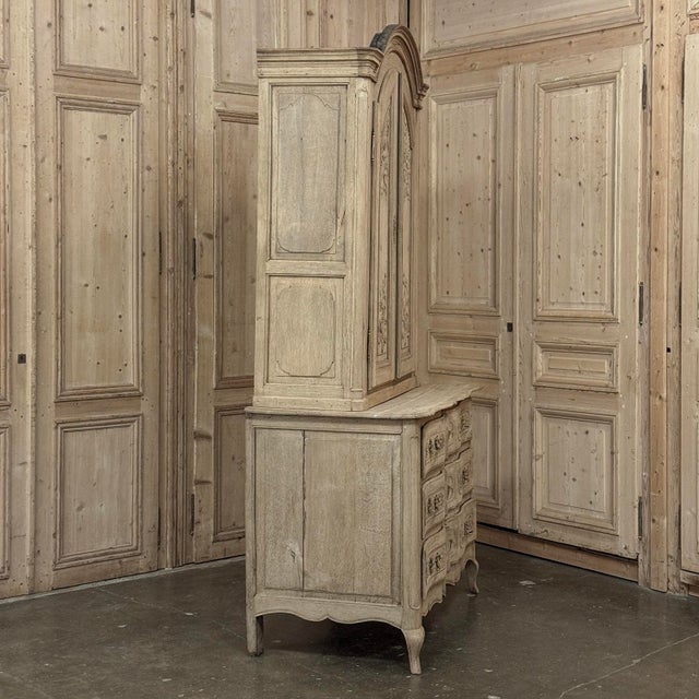 18th Century Country French Louis XV Liegeois Stripped Oak Commode a Deux Corps For Sale - Image 12 of 18