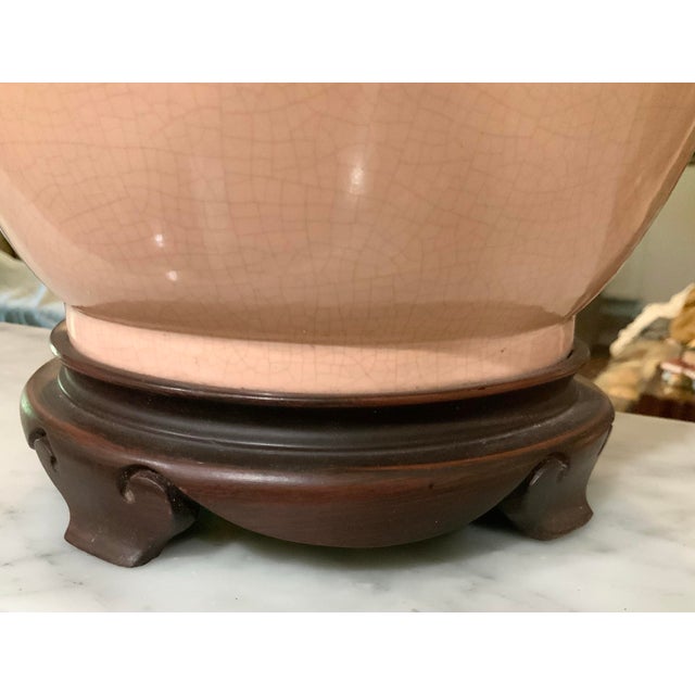 Late 20th Century Late 20th Century Large Coral Colored Crackle‑Glaze Ginger Jar Table Lamp With Wooden Ming Base for Palm Beach Regency or Coastal Decor. See Photos! For Sale - Image 5 of 10