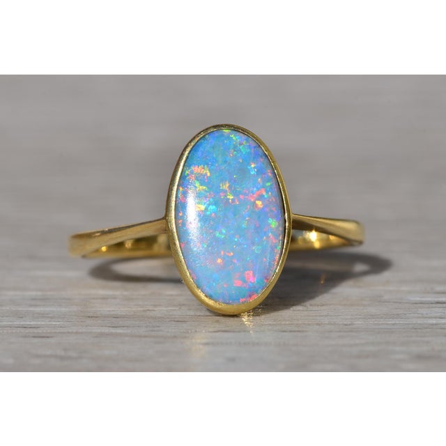 Contemporary Ladies 18K Gold Ring set with 2.25 CT Australian Opal For Sale - Image 3 of 10