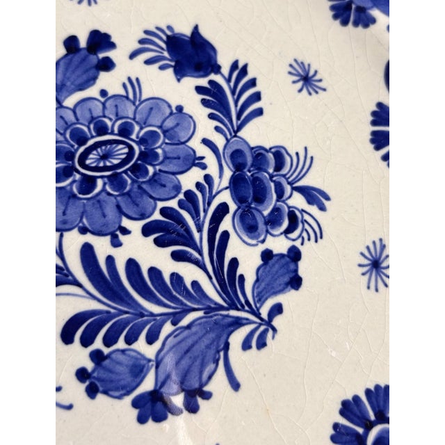 1920s Vintage Hand-Painted Vredesjaar Plates from Royal Delft, 1920, Set of 2 For Sale - Image 5 of 18