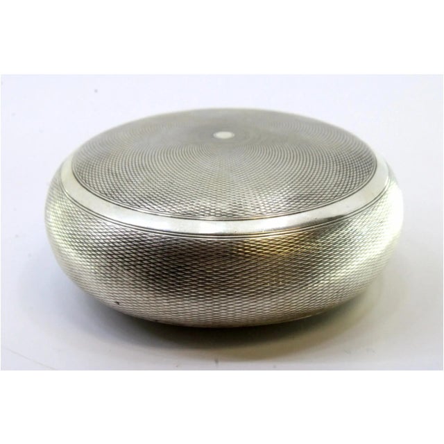 Snuff Box in Guilloche Silver with Monogram Plaque and Soap-Shaped Pressure Lid For Sale - Image 6 of 9