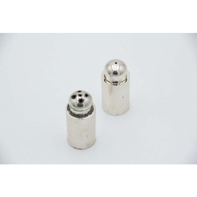 Plain Silver Salt and Pepper Shaker Set, Set of 2, in Good conditions. Designed 1920 to 1949