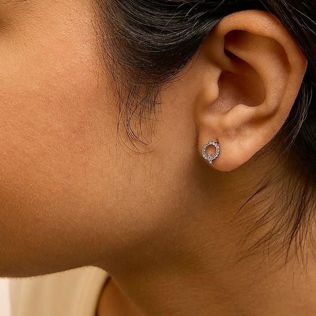 Haus of Brilliance 10K White Gold 1/10 Cttw Diamond 'Q' Initial Stud Earring For Sale - Image 4 of 5