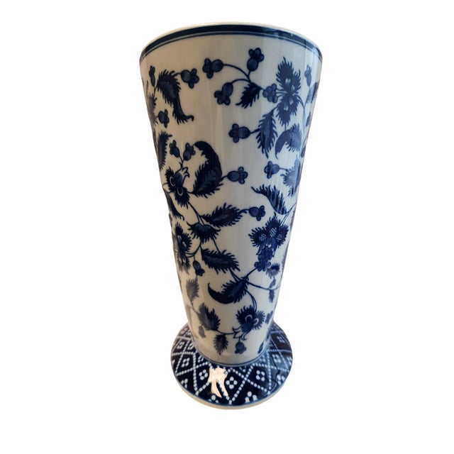 Lovely vintage Chinese blue and white footed vase, perfect for tall long stemmed floral arrangements, floral motif,...
