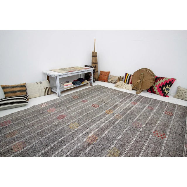 1960s Vintage Gray Embroidered Turkish Kilim Rug- 8′ × 10′9″ For Sale In Los Angeles - Image 6 of 7