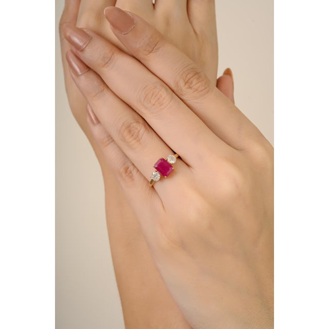 Metal 1900s Inspired 1.48 Ct Emerald-Cut 14k Gold Ruby Three Stone Ring With Diamonds, Size 6 For Sale - Image 7 of 14