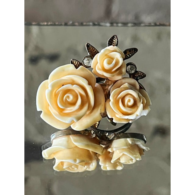 Metal 1960s Vintage Resin Coral Flower Ring, Size 7 For Sale - Image 7 of 8