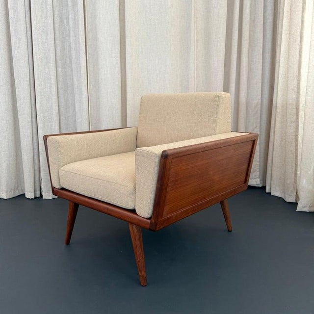 This stunning Mid-Century Modern case armchair was designed by American designer Mel Smilow for Smilow's joint firm,...