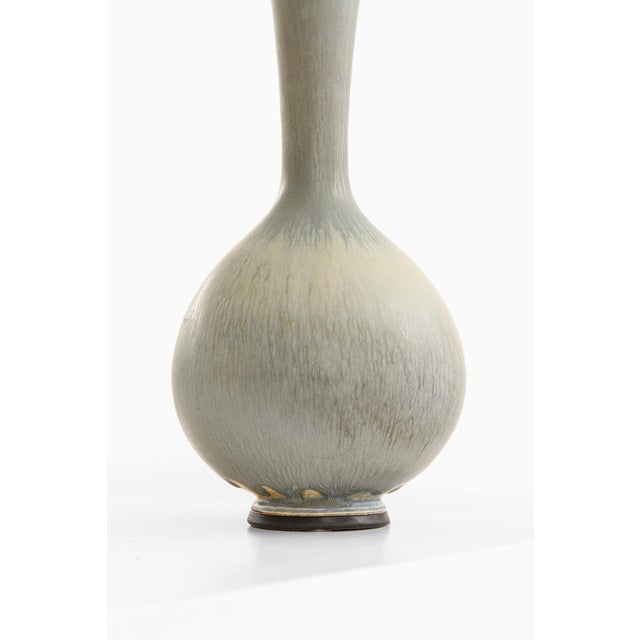 This rare ceramic vase, designed by Berndt Friberg and produced by Gustavsberg in Sweden in 1978, exemplifies Friberg’s...
