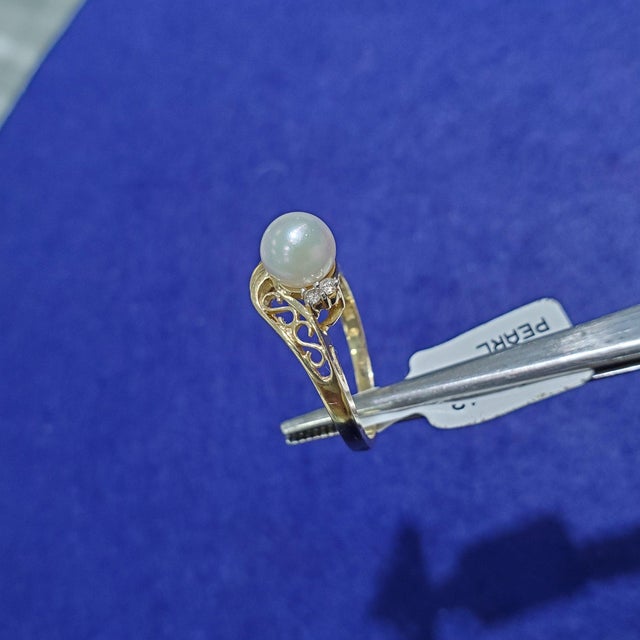 Contemporary Solitaire Pearl Diamond Ring 14k Yellow Gold, Size 8 For Sale - Image 3 of 3