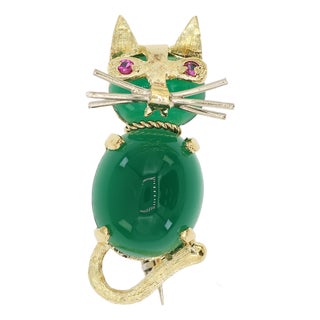 Mid 20th Century 18k 750 Solid Yellow Gold Natural Ruby Eyes & Green Gemstones Cat Pin Brooch For Sale
