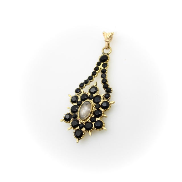 Traditional Early 19th Century Georgian 14k Gold Flat Cut Onyx Mourning Pendant For Sale - Image 3 of 9
