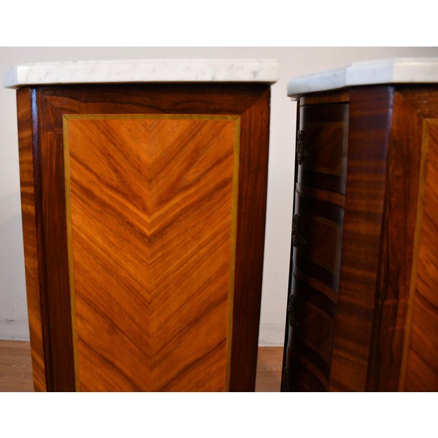 1900s Pair Antique French Louis XV Walnut & Satinwood Marble Top Lingerie Stands For Sale - Image 17 of 18