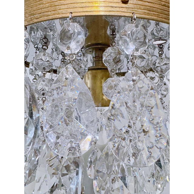 1950s Mid 20th Century Hollywood Regency Crystal Teardrop Chandelier With Ridged Brass Crown For Sale - Image 5 of 9
