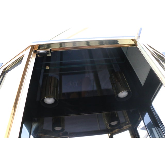 Pair of Mid-Century Modern Henredon Black Lacquer & Brass Glass Display Cabinets With Lighting For Sale - Image 14 of 18