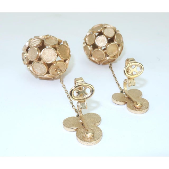 1950's Crown Trifari Mod Gold Tone Drop Dangle Earrings, a Pair For Sale - Image 9 of 10