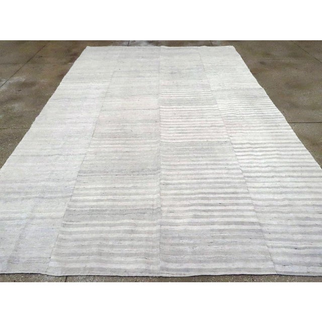 Mid 20th Century Galerie Shabab Collection Mid-20th Century Handmade Turkish Flatweave Kilim Room Size Carpet in Grey For Sale - Image 5 of 10