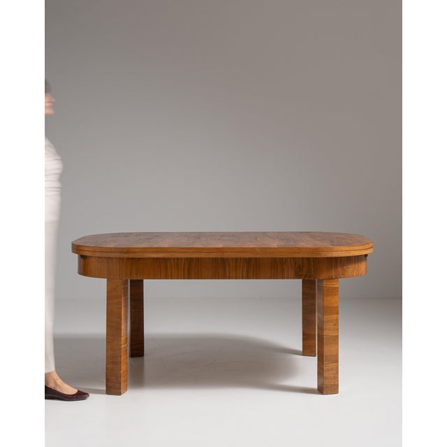 This 1920s top quality Art Deco extending dining table from Austria is made in figured walnut veneer with a softly rounded...